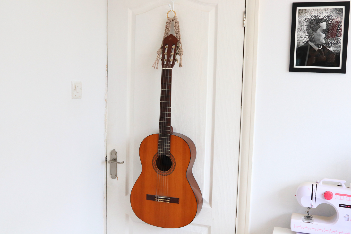 guitar_wall_mount_mini_Latte