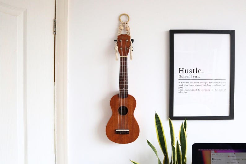 ukulele_wall_mount_bead_white