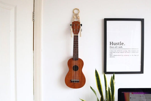 ukulele_wall_mount_bead_white