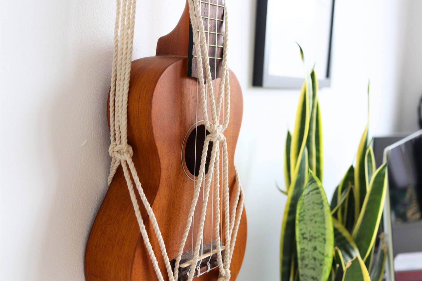 ukulele_wall_mount_white_1