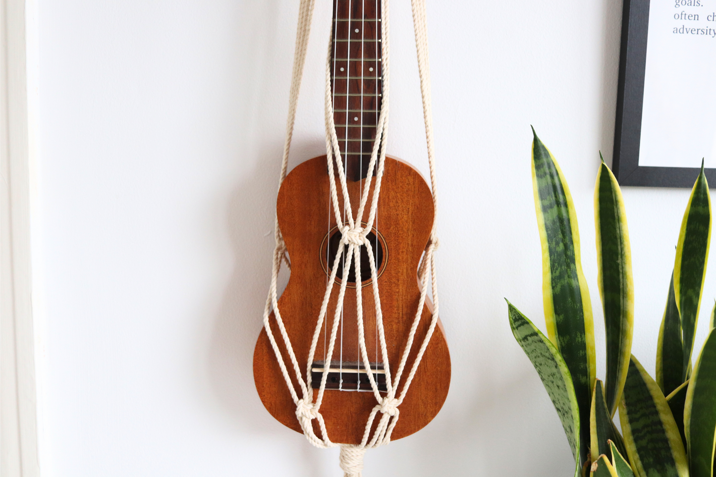 ukulele_wall_mount_white_1